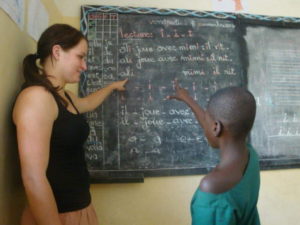 Als Freiwillige unterrichten in einer Schule in Togo