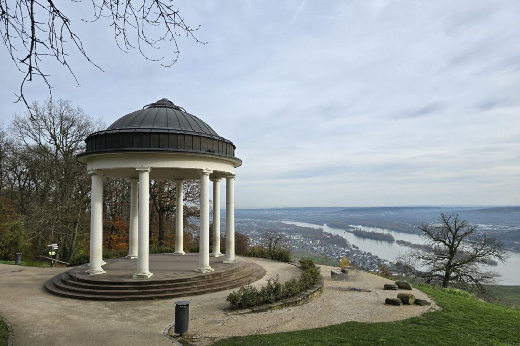 Rheinsteig von Lorch nach Ruedesheim Blick auf Rüdesheim