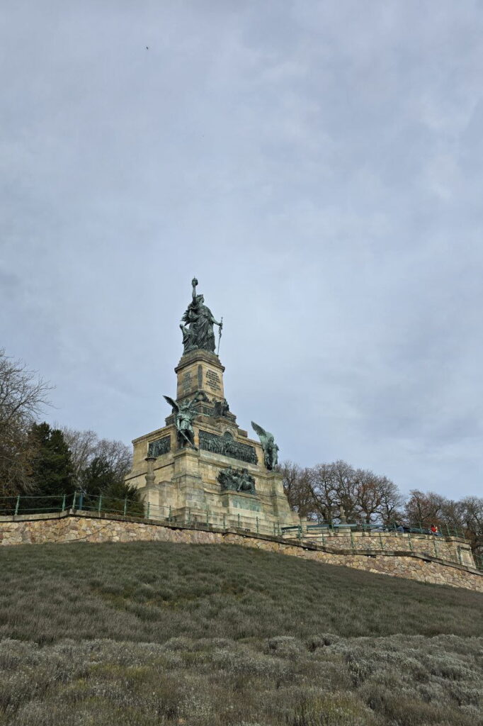Rheinsteig von Lorch nach Ruedesheim Niederrheindenkmal