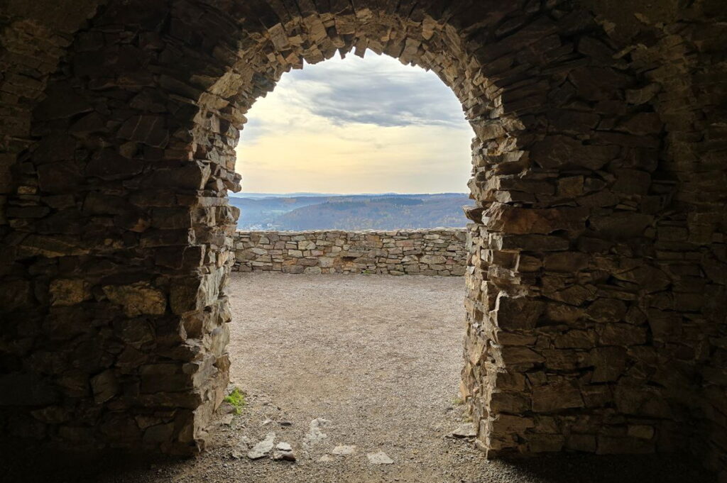 Rheinsteig von Lorch nach Ruedesheim Torbogen