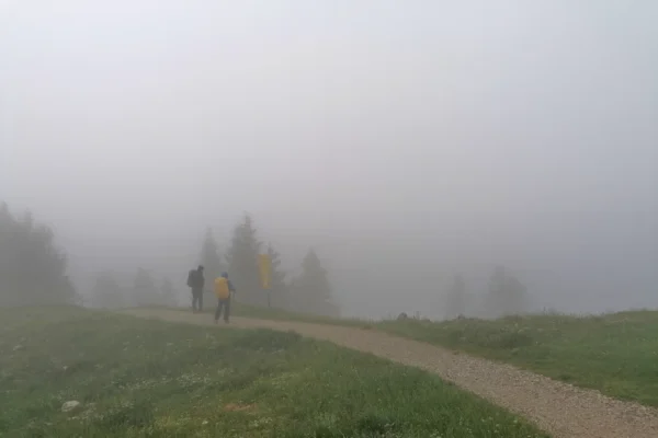 Chiemgautour Huettenwanderung Alpen Nebel