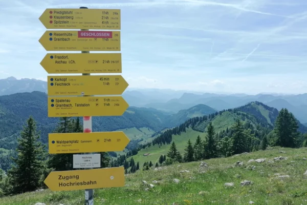 Chiemgautour Huettenwanderung Alpen Schilder